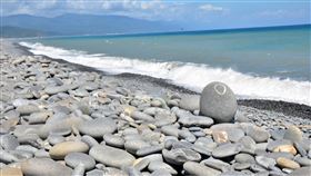 台東南田岸際發現海洛因磚　警方積極追查台東南田海邊20日下午有民眾意外發現海洛因磚，計有32塊，海巡人員21日巡查再發現4塊。警方已調閱南迴公路和南田海邊監視器，過濾可疑車輛，展開追查。（檔案照片）中央社記者盧太城台東攝　108年9月21日