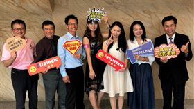 108年度全國SUPER教師獎得主合影全國教師工會總聯合會21日在台北舉辦「108年度全國SUPER教師獎」頒獎典禮，從52名縣市SUPER教師獎得主中，分成5組各挑出一名全國獎得主，加上2名評審團特別獎，表揚深耕教育、成就學子的教師典範。中央社記者陳至中台北攝  108年9月21日