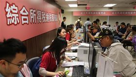 綜所稅申報開跑（1）107年度綜合所得稅1日開始申報，民眾利用勞動節假期前往國稅局報稅。中央社記者鄭傑文攝　108年5月1日