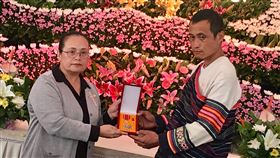文面國寶柯菊蘭辭世　原民會追頒一等專業獎章苗栗縣泰雅族文面國寶柯菊蘭日前病逝，原住民族委員會副主委伊萬．納威（Iwan Nawi）（左）21日親自前往柯菊蘭故居追頒一等原住民族專業獎章，由柯菊蘭的孫子王伯元（右）代為接受。（原民會提供）中央社記者吳欣紜傳真　108年9月21日