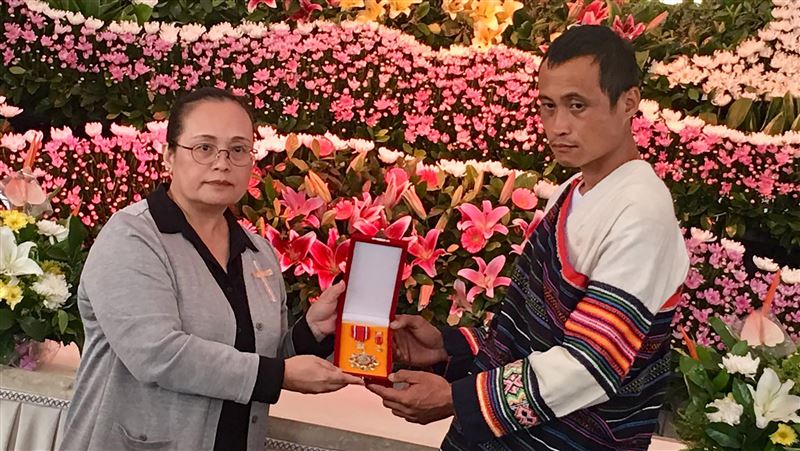 文面國寶柯菊蘭病逝　原民會追頒獎章