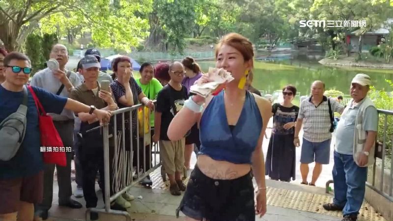 不滿大媽噪音穿腦！港民上街拚光復