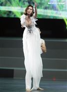 安心亞吊著鋼絲身穿白色飄逸洋裝，胸前超深V設計讓人直噴鼻血，波濤洶湧的傲人上圍呼之欲出，可以說是最魔鬼身材的仙女。（記者邱榮吉/攝影）