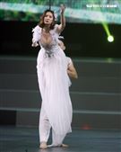 安心亞吊著鋼絲身穿白色飄逸洋裝，胸前超深V設計讓人直噴鼻血，波濤洶湧的傲人上圍呼之欲出，可以說是最魔鬼身材的仙女。（記者邱榮吉/攝影）