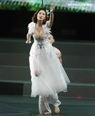 安心亞吊著鋼絲身穿白色飄逸洋裝，胸前超深V設計讓人直噴鼻血，波濤洶湧的傲人上圍呼之欲出，可以說是最魔鬼身材的仙女。（記者邱榮吉/攝影）