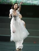 安心亞吊著鋼絲身穿白色飄逸洋裝，胸前超深V設計讓人直噴鼻血，波濤洶湧的傲人上圍呼之欲出，可以說是最魔鬼身材的仙女。（記者邱榮吉/攝影）