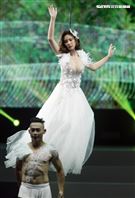 安心亞吊著鋼絲身穿白色飄逸洋裝，胸前超深V設計讓人直噴鼻血，波濤洶湧的傲人上圍呼之欲出，可以說是最魔鬼身材的仙女。（記者邱榮吉/攝影）