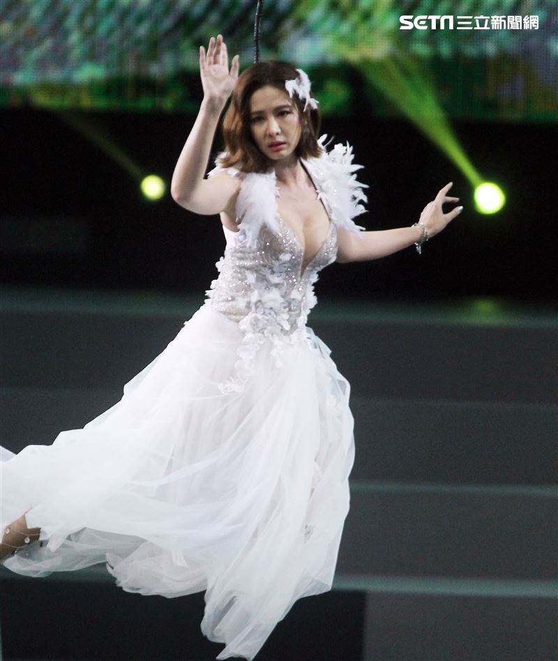 安心亞吊著鋼絲身穿白色飄逸洋裝，胸前超深V設計讓人直噴鼻血，波濤洶湧的傲人上圍呼之欲出，可以說是最魔鬼身材的仙女。（記者邱榮吉/攝影）