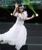 安心亞吊著鋼絲身穿白色飄逸洋裝，胸前超深V設計讓人直噴鼻血，波濤洶湧的傲人上圍呼之欲出，可以說是最魔鬼身材的仙女。（記者邱榮吉/攝影）