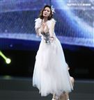 安心亞吊著鋼絲身穿白色飄逸洋裝，胸前超深V設計讓人直噴鼻血，波濤洶湧的傲人上圍呼之欲出，可以說是最魔鬼身材的仙女。（記者邱榮吉/攝影）