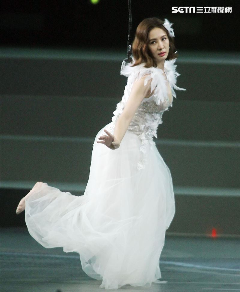 安心亞吊著鋼絲身穿白色飄逸洋裝，胸前超深V設計讓人直噴鼻血，波濤洶湧的傲人上圍呼之欲出，可以說是最魔鬼身材的仙女。（記者邱榮吉/攝影）