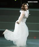 安心亞吊著鋼絲身穿白色飄逸洋裝，胸前超深V設計讓人直噴鼻血，波濤洶湧的傲人上圍呼之欲出，可以說是最魔鬼身材的仙女。（記者邱榮吉/攝影）