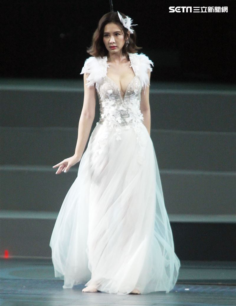 安心亞吊著鋼絲身穿白色飄逸洋裝，胸前超深V設計讓人直噴鼻血，波濤洶湧的傲人上圍呼之欲出，可以說是最魔鬼身材的仙女。（記者邱榮吉/攝影）