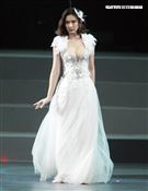 安心亞吊著鋼絲身穿白色飄逸洋裝，胸前超深V設計讓人直噴鼻血，波濤洶湧的傲人上圍呼之欲出，可以說是最魔鬼身材的仙女。（記者邱榮吉/攝影）