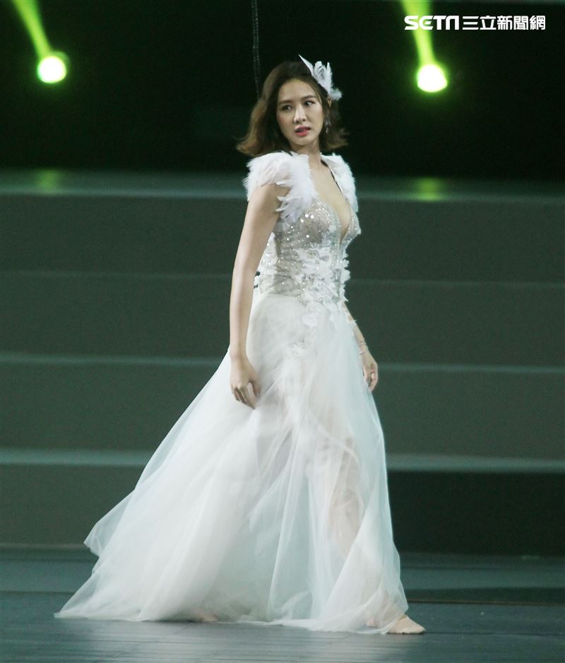 安心亞吊著鋼絲身穿白色飄逸洋裝，胸前超深V設計讓人直噴鼻血，波濤洶湧的傲人上圍呼之欲出，可以說是最魔鬼身材的仙女。（記者邱榮吉/攝影）