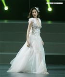 安心亞吊著鋼絲身穿白色飄逸洋裝，胸前超深V設計讓人直噴鼻血，波濤洶湧的傲人上圍呼之欲出，可以說是最魔鬼身材的仙女。（記者邱榮吉/攝影）