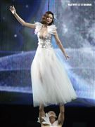 安心亞吊著鋼絲身穿白色飄逸洋裝，胸前超深V設計讓人直噴鼻血，波濤洶湧的傲人上圍呼之欲出，可以說是最魔鬼身材的仙女。（記者邱榮吉/攝影）