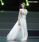 安心亞吊著鋼絲身穿白色飄逸洋裝，胸前超深V設計讓人直噴鼻血，波濤洶湧的傲人上圍呼之欲出，可以說是最魔鬼身材的仙女。（記者邱榮吉/攝影）