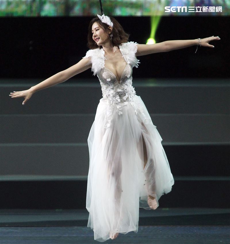 安心亞吊著鋼絲身穿白色飄逸洋裝，胸前超深V設計讓人直噴鼻血，波濤洶湧的傲人上圍呼之欲出，可以說是最魔鬼身材的仙女。（記者邱榮吉/攝影）