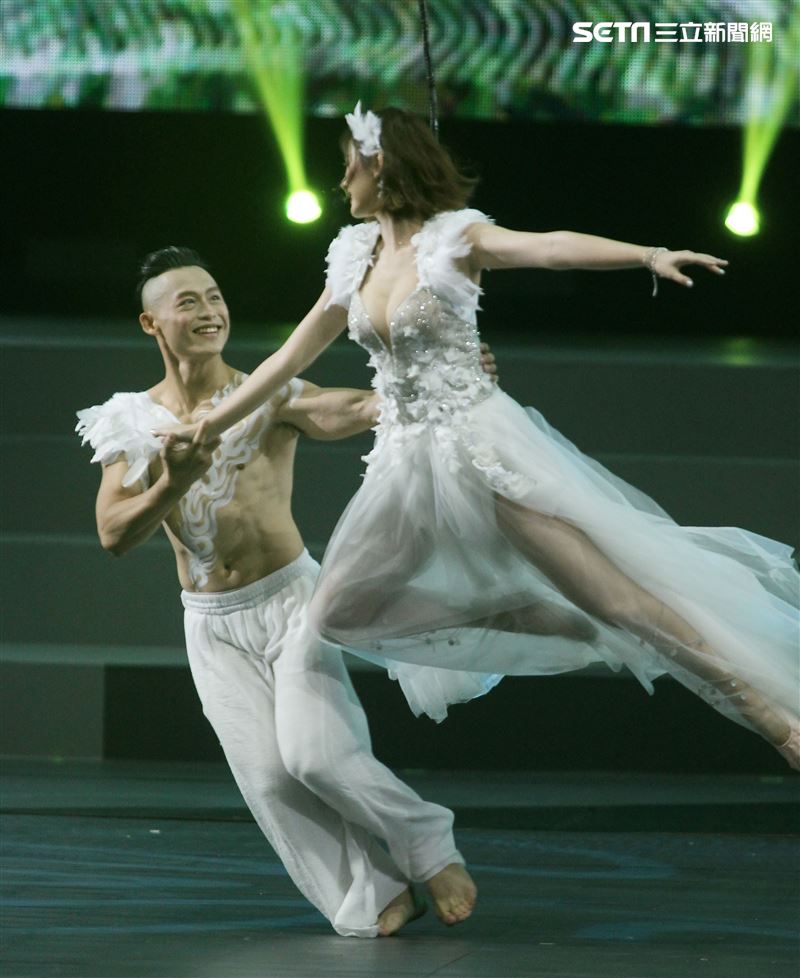 安心亞吊著鋼絲身穿白色飄逸洋裝，胸前超深V設計讓人直噴鼻血，波濤洶湧的傲人上圍呼之欲出，可以說是最魔鬼身材的仙女。（記者邱榮吉/攝影）