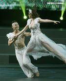 安心亞吊著鋼絲身穿白色飄逸洋裝，胸前超深V設計讓人直噴鼻血，波濤洶湧的傲人上圍呼之欲出，可以說是最魔鬼身材的仙女。（記者邱榮吉/攝影）