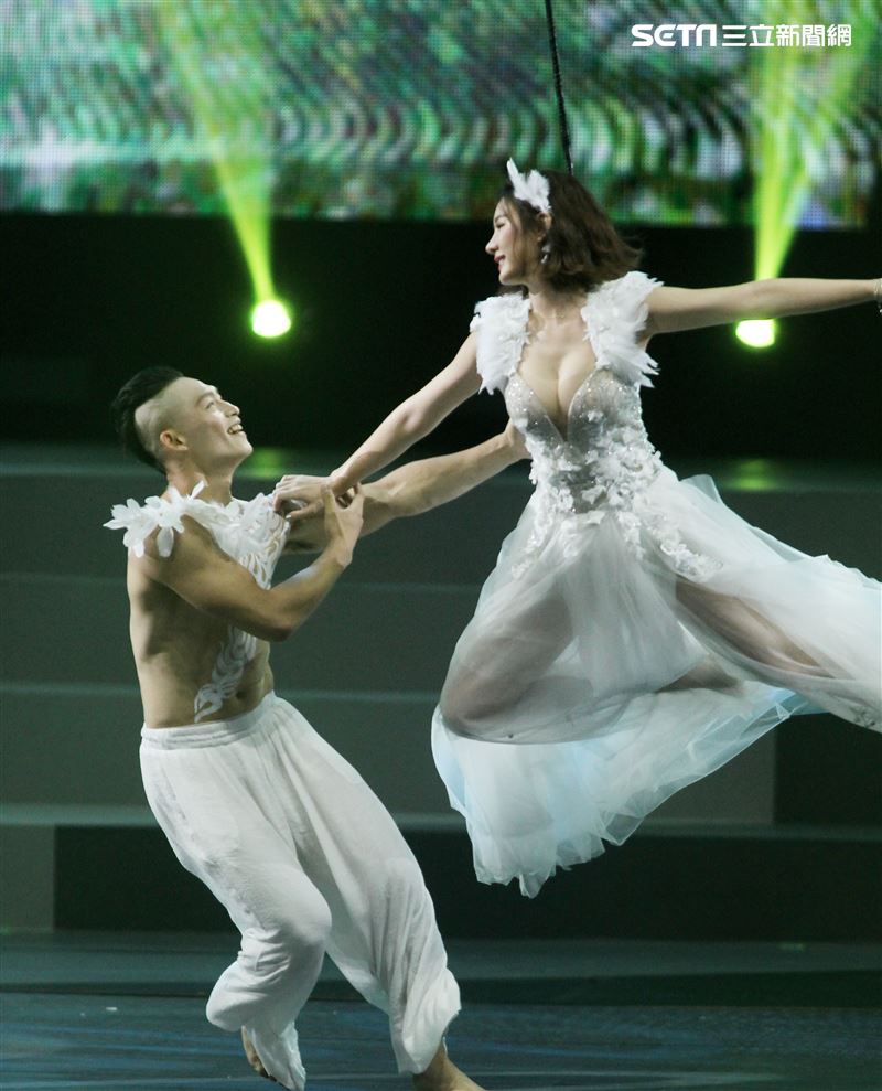 安心亞吊著鋼絲身穿白色飄逸洋裝，胸前超深V設計讓人直噴鼻血，波濤洶湧的傲人上圍呼之欲出，可以說是最魔鬼身材的仙女。（記者邱榮吉/攝影）