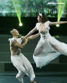 安心亞吊著鋼絲身穿白色飄逸洋裝，胸前超深V設計讓人直噴鼻血，波濤洶湧的傲人上圍呼之欲出，可以說是最魔鬼身材的仙女。（記者邱榮吉/攝影）