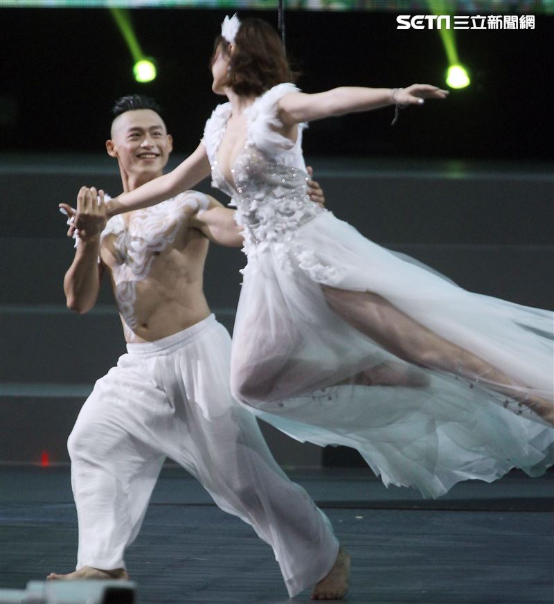 安心亞吊著鋼絲身穿白色飄逸洋裝，胸前超深V設計讓人直噴鼻血，波濤洶湧的傲人上圍呼之欲出，可以說是最魔鬼身材的仙女。（記者邱榮吉/攝影）