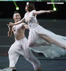 安心亞吊著鋼絲身穿白色飄逸洋裝，胸前超深V設計讓人直噴鼻血，波濤洶湧的傲人上圍呼之欲出，可以說是最魔鬼身材的仙女。（記者邱榮吉/攝影）