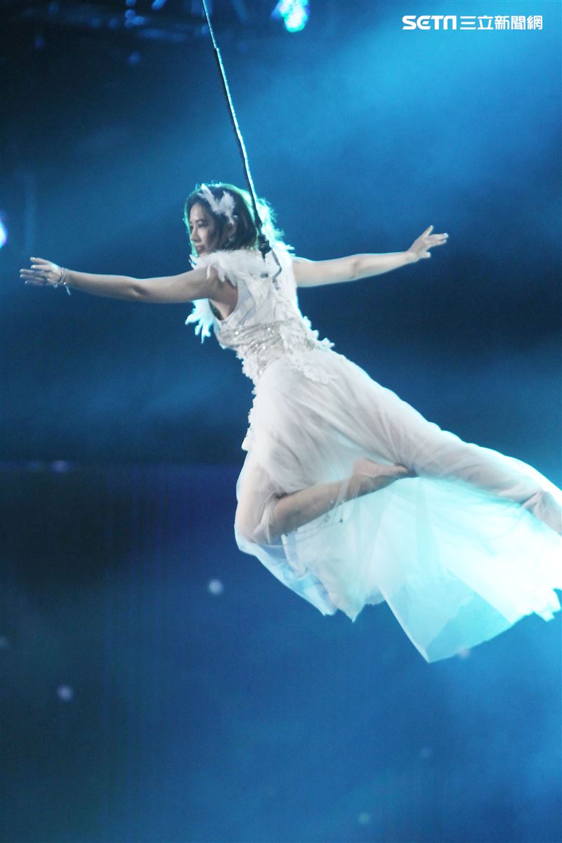 安心亞吊著鋼絲身穿白色飄逸洋裝，胸前超深V設計讓人直噴鼻血，波濤洶湧的傲人上圍呼之欲出，可以說是最魔鬼身材的仙女。（記者邱榮吉/攝影）