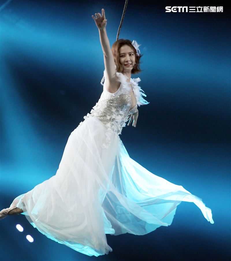 安心亞吊著鋼絲身穿白色飄逸洋裝，胸前超深V設計讓人直噴鼻血，波濤洶湧的傲人上圍呼之欲出，可以說是最魔鬼身材的仙女。（記者邱榮吉/攝影）