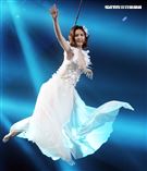 安心亞吊著鋼絲身穿白色飄逸洋裝，胸前超深V設計讓人直噴鼻血，波濤洶湧的傲人上圍呼之欲出，可以說是最魔鬼身材的仙女。（記者邱榮吉/攝影）