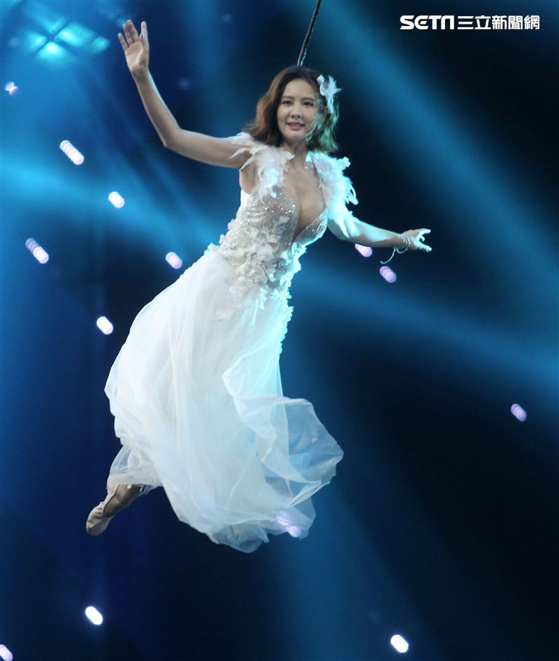 安心亞吊著鋼絲身穿白色飄逸洋裝，胸前超深V設計讓人直噴鼻血，波濤洶湧的傲人上圍呼之欲出，可以說是最魔鬼身材的仙女。（記者邱榮吉/攝影）