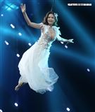 安心亞吊著鋼絲身穿白色飄逸洋裝，胸前超深V設計讓人直噴鼻血，波濤洶湧的傲人上圍呼之欲出，可以說是最魔鬼身材的仙女。（記者邱榮吉/攝影）