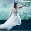 安心亞吊著鋼絲身穿白色飄逸洋裝，胸前超深V設計讓人直噴鼻血，波濤洶湧的傲人上圍呼之欲出，可以說是最魔鬼身材的仙女。（記者邱榮吉/攝影）