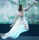 安心亞吊著鋼絲身穿白色飄逸洋裝，胸前超深V設計讓人直噴鼻血，波濤洶湧的傲人上圍呼之欲出，可以說是最魔鬼身材的仙女。（記者邱榮吉/攝影）