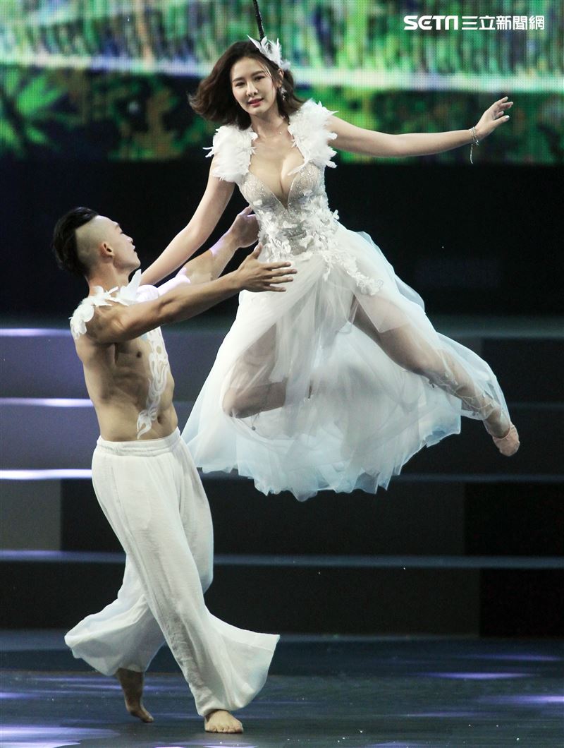 安心亞吊著鋼絲身穿白色飄逸洋裝，胸前超深V設計讓人直噴鼻血，波濤洶湧的傲人上圍呼之欲出，可以說是最魔鬼身材的仙女。（記者邱榮吉/攝影）