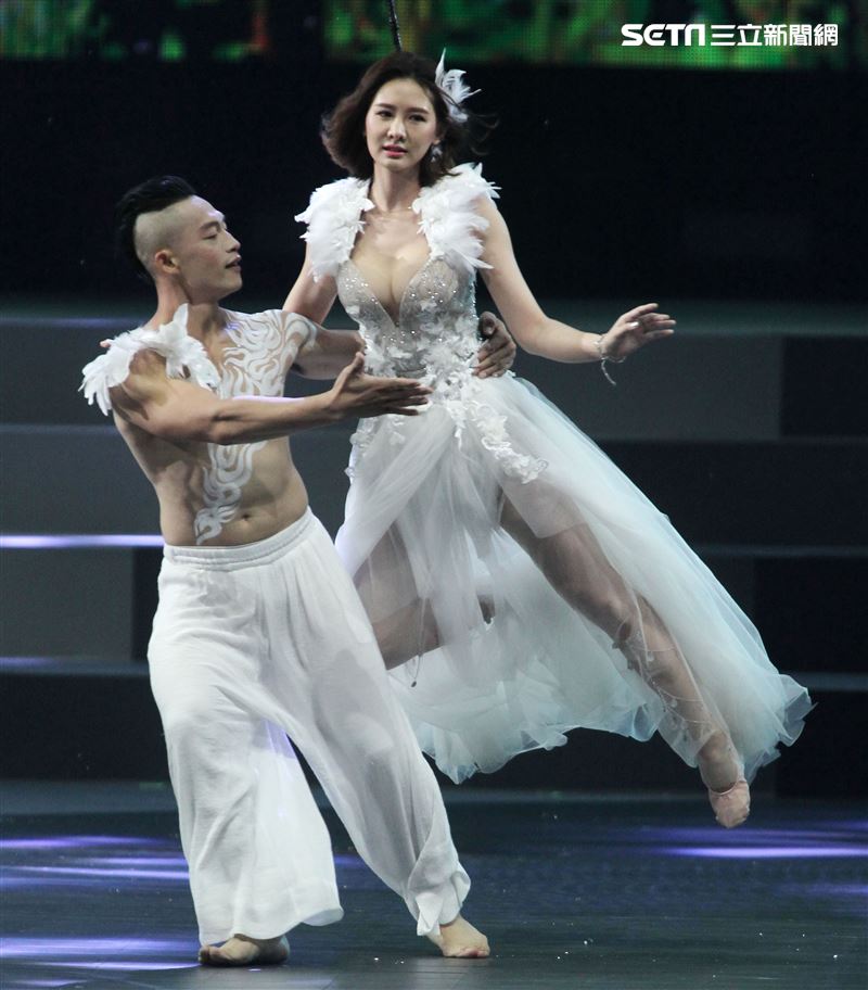 安心亞吊著鋼絲身穿白色飄逸洋裝，胸前超深V設計讓人直噴鼻血，波濤洶湧的傲人上圍呼之欲出，可以說是最魔鬼身材的仙女。（記者邱榮吉/攝影）