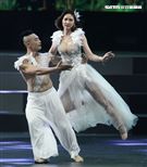 安心亞吊著鋼絲身穿白色飄逸洋裝，胸前超深V設計讓人直噴鼻血，波濤洶湧的傲人上圍呼之欲出，可以說是最魔鬼身材的仙女。（記者邱榮吉/攝影）