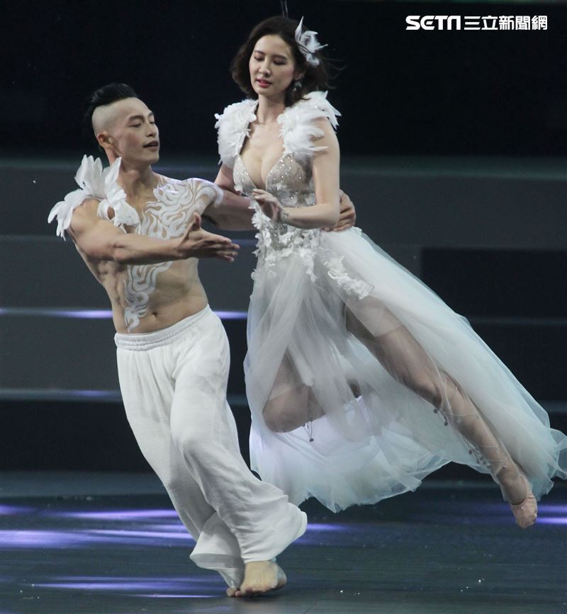 安心亞吊著鋼絲身穿白色飄逸洋裝，胸前超深V設計讓人直噴鼻血，波濤洶湧的傲人上圍呼之欲出，可以說是最魔鬼身材的仙女。（記者邱榮吉/攝影）