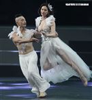 安心亞吊著鋼絲身穿白色飄逸洋裝，胸前超深V設計讓人直噴鼻血，波濤洶湧的傲人上圍呼之欲出，可以說是最魔鬼身材的仙女。（記者邱榮吉/攝影）