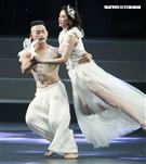 安心亞吊著鋼絲身穿白色飄逸洋裝，胸前超深V設計讓人直噴鼻血，波濤洶湧的傲人上圍呼之欲出，可以說是最魔鬼身材的仙女。（記者邱榮吉/攝影）