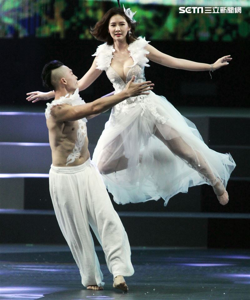 安心亞吊著鋼絲身穿白色飄逸洋裝，胸前超深V設計讓人直噴鼻血，波濤洶湧的傲人上圍呼之欲出，可以說是最魔鬼身材的仙女。（記者邱榮吉/攝影）