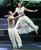 安心亞吊著鋼絲身穿白色飄逸洋裝，胸前超深V設計讓人直噴鼻血，波濤洶湧的傲人上圍呼之欲出，可以說是最魔鬼身材的仙女。（記者邱榮吉/攝影）