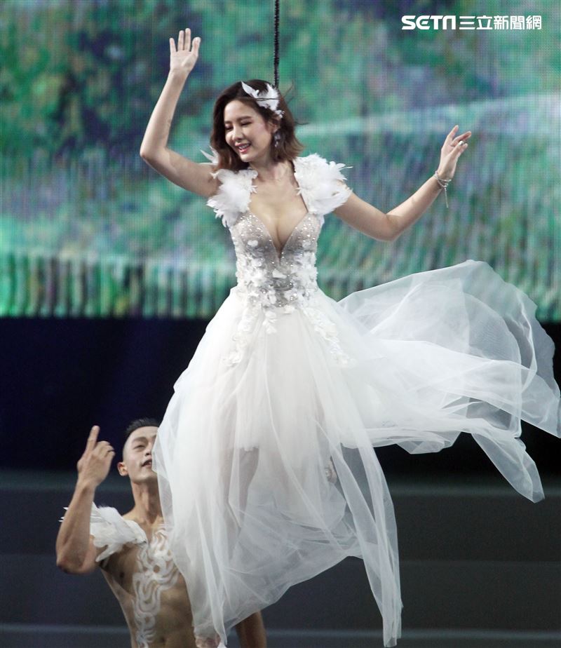 安心亞吊著鋼絲身穿白色飄逸洋裝，胸前超深V設計讓人直噴鼻血，波濤洶湧的傲人上圍呼之欲出，可以說是最魔鬼身材的仙女。（記者邱榮吉/攝影）