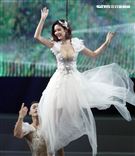 安心亞吊著鋼絲身穿白色飄逸洋裝，胸前超深V設計讓人直噴鼻血，波濤洶湧的傲人上圍呼之欲出，可以說是最魔鬼身材的仙女。（記者邱榮吉/攝影）