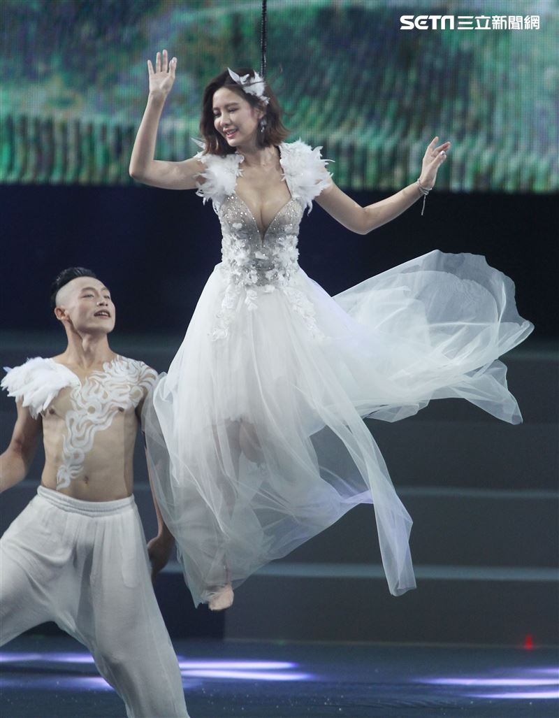 安心亞吊著鋼絲身穿白色飄逸洋裝，胸前超深V設計讓人直噴鼻血，波濤洶湧的傲人上圍呼之欲出，可以說是最魔鬼身材的仙女。（記者邱榮吉/攝影）