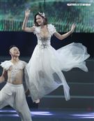 安心亞吊著鋼絲身穿白色飄逸洋裝，胸前超深V設計讓人直噴鼻血，波濤洶湧的傲人上圍呼之欲出，可以說是最魔鬼身材的仙女。（記者邱榮吉/攝影）