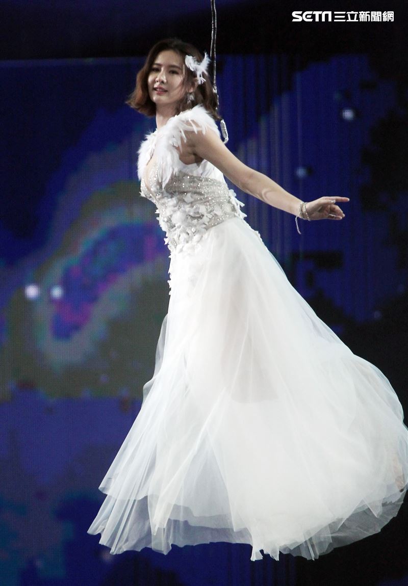 安心亞吊著鋼絲身穿白色飄逸洋裝，胸前超深V設計讓人直噴鼻血，波濤洶湧的傲人上圍呼之欲出，可以說是最魔鬼身材的仙女。（記者邱榮吉/攝影）