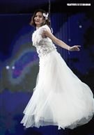 安心亞吊著鋼絲身穿白色飄逸洋裝，胸前超深V設計讓人直噴鼻血，波濤洶湧的傲人上圍呼之欲出，可以說是最魔鬼身材的仙女。（記者邱榮吉/攝影）